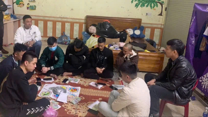 Quảng Trị: Triệt xóa sới bạc lắc cua bầu, bắt 8 đối tượng Quang Tri: Triet xoa soi bac lac cua bau, bat 8 doi tuong