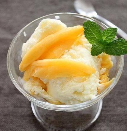 Khi ăn, bạn có thể múc kem ra đĩa và bày cùng vài miếng mít tước mỏng sẽ ngon hơn. 