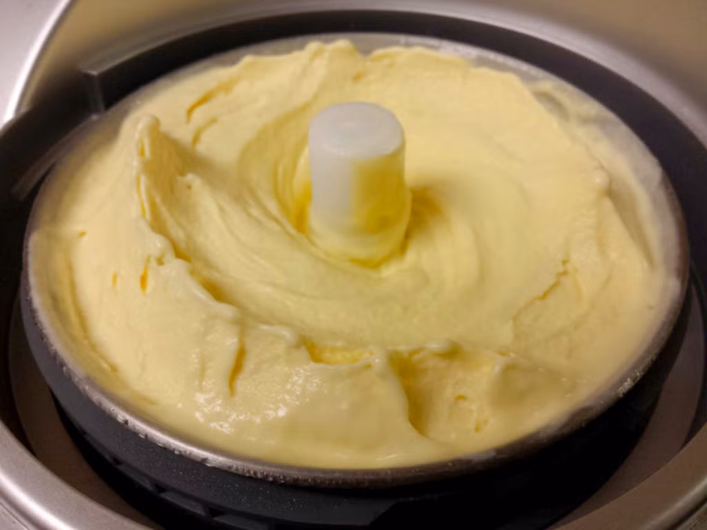 Bước 3: Đổ hỗn hợp vừa đánh và chuối, mít đã xay nhuyễn ra khay trôn thật đều tất cả các loại nguyên liệu với nhau.