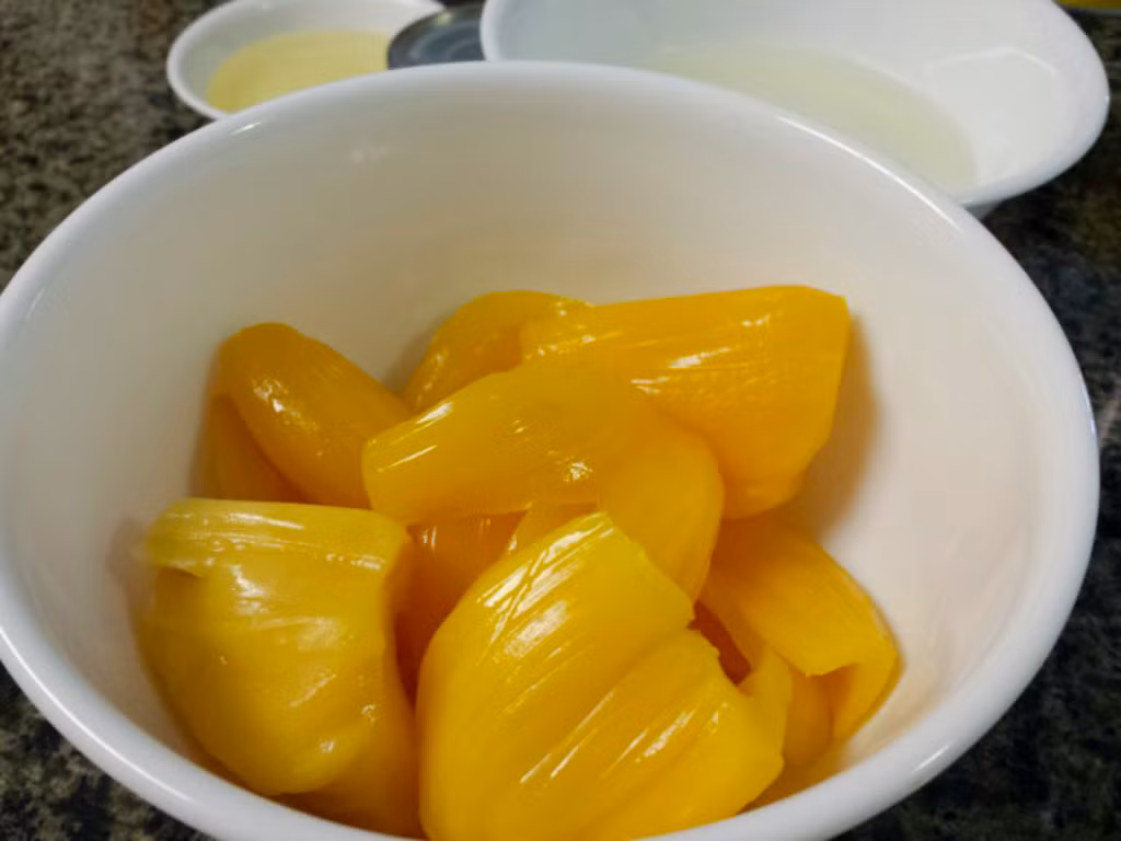 Mít dùng để làm kem phải là những múi mít dày, bỏ hết xơ cứng, hạt và màng bao hạt bên trong. Chuối thì nên chọn quả chín tới, chưa bị nhũn nát hoặc không được quá xanh.