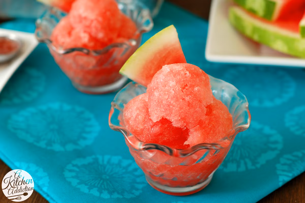 Kem dưa hấu được các em bé đặc biệt yêu thích vì có màu sắc đẹp mắt và vị mát lạnh. Đây cũng là món ít nguyên liệu béo và giữ được vị thanh mát vốn có của dưa hấu.