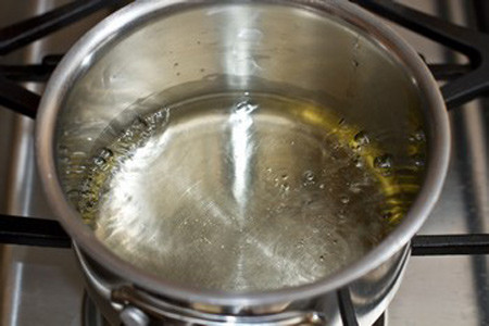 Bước 2: Đường cho vào nồi đun với một chút nước cho tan hết. 