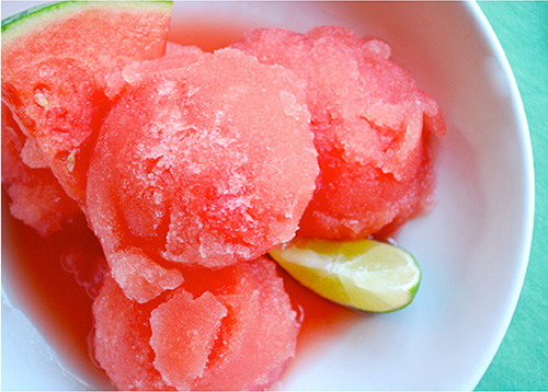 Bước 4: Đổ hỗn hợp này vào túi đựng thực phẩm rồi bỏ ngăn đá tủ lạnh khoảng 1h. Khi hỗn hợp bắt đầu đóng đá mềm thì bỏ ra ngoài, đập cho nát, dùng thìa đảo đều cho tơi đá. Bước này giúp cho kem được tơi và không bị quá cứng. 