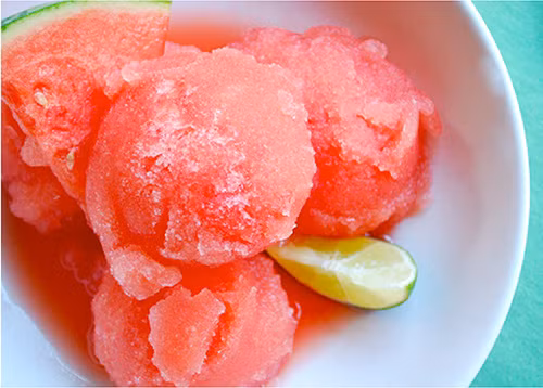 Bước 4: Đổ hỗn hợp này vào túi đựng thực phẩm rồi bỏ ngăn đá tủ lạnh khoảng 1h. Khi hỗn hợp bắt đầu đóng đá mềm thì bỏ ra ngoài, đập cho nát, dùng thìa đảo đều cho tơi đá. Bước này giúp cho kem được tơi và không bị quá cứng. 