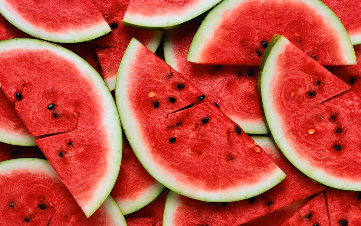 Bước 1: Dưa hấu cắt miếng nhỏ, bỏ vỏ và bỏ hạt. 