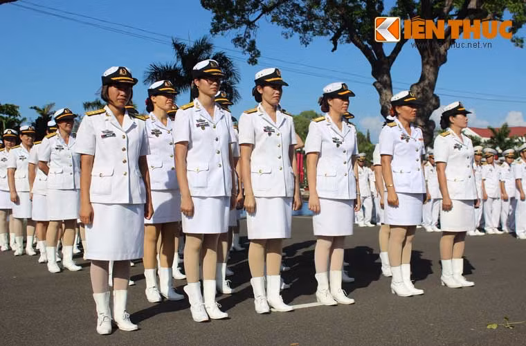 Những bóng hồng rất khỏe khoắn trong sắc phục Hải quân, đây là đội ngũ giảng viên, cán bộ các cơ quan, đơn vị. Lực lượng này góp phần không nhỏ trong quá trình xây dựng, trưởng thành của Học viện.