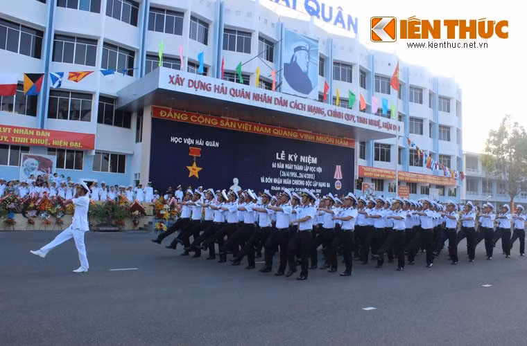 Khối học viên đào tạo cấp phân đội bậc đại học, những sĩ quan tương lai của Học viện với đa sắc màu. Đội ngũ này sẽ trở thành những sĩ quan Hải quân - lực lượng tinh nhuệ đủ sức bảo vệ vùng biển, đảo, thềm lục địa của Tổ quốc.