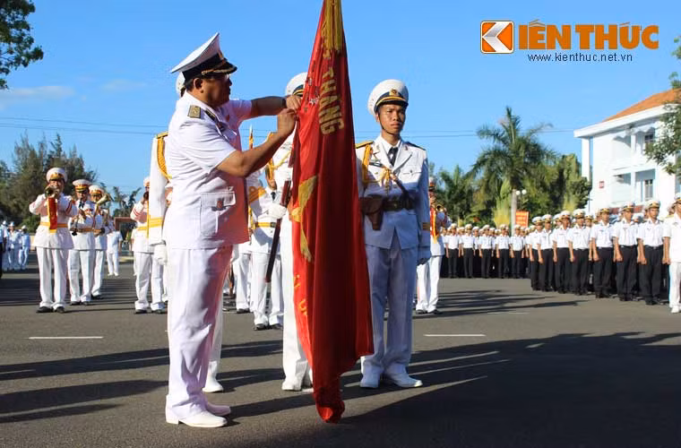 Chuẩn Đô đốc Phạm Hoài Nam, Ủy viên dự khuyết TW Đảng, Phó Tư lệnh Tham Mưu trưởng Quân chủng Hải quân, Thừa ủy quyền Chủ tịch nước gắn Huân chương lên Quân kỳ Quyết thắng và Trao tặng bằng Huân chương Độc lập Hạng 3 cho Học viện Hải quân.