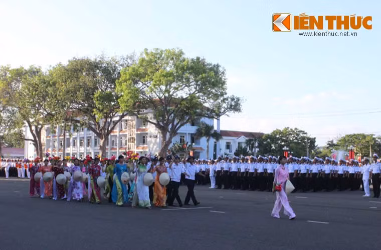 Những tà áo dài đa sắc tô thắm thêm vẻ đẹp của buổi diễu duyệt.