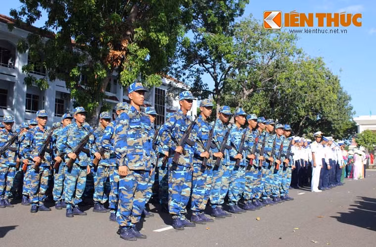 Những chiến sĩ của Tiểu đoàn dự bị đại học. Họ là những chiến sĩ ưu tú từ các đơn vị trong quân chủng cử đi đào tạo sau khi hết hạn nghĩa vụ quân sự.