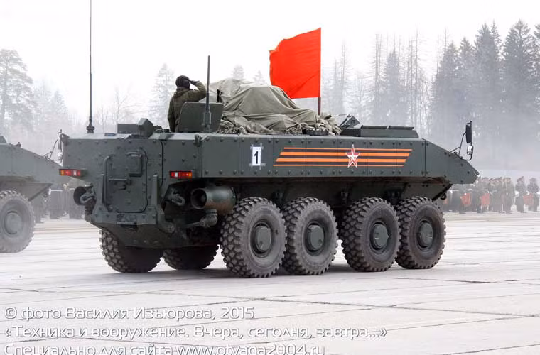Còn đây xứng đáng là bức ảnh vũ khí ấn tượng nhất tuần qua – đuôi xe thiết giáp chở quân thế hệ mới Bumerang được bố trí cửa hậu để binh lính ra vào. Có thể nói đây là thiết kế mang tính cách mạng, bước ngoặt trong sự phát triển xe thiết giáp chở quân của Nga.