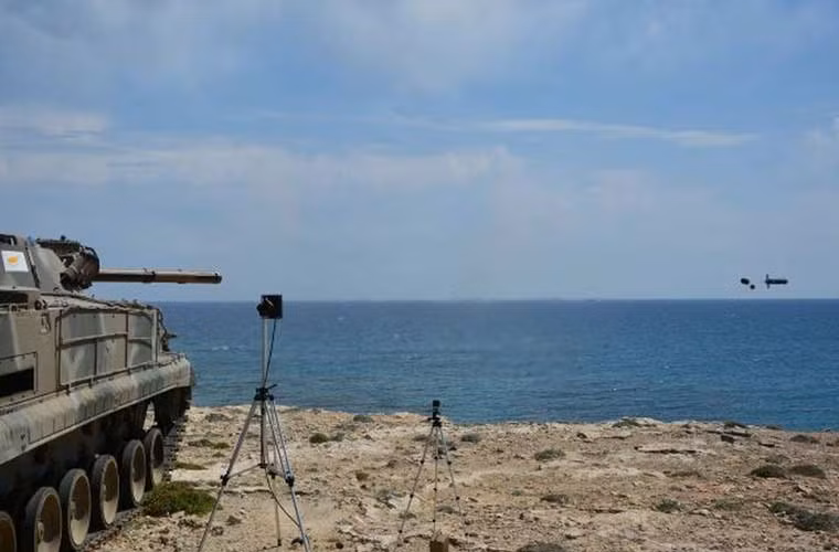 Bức ảnh quân sự hiếm thấy – khoản khắc quả đạn tên lửa chống tăng được bắn khỏi nòng pháo 100mm của xe chiến đấu bộ binh BMP-3. Chiếc xe thuộc sở hữu Lữ đoàn Thiết giáp XX, lực lượng Phòng vệ Cyprus.