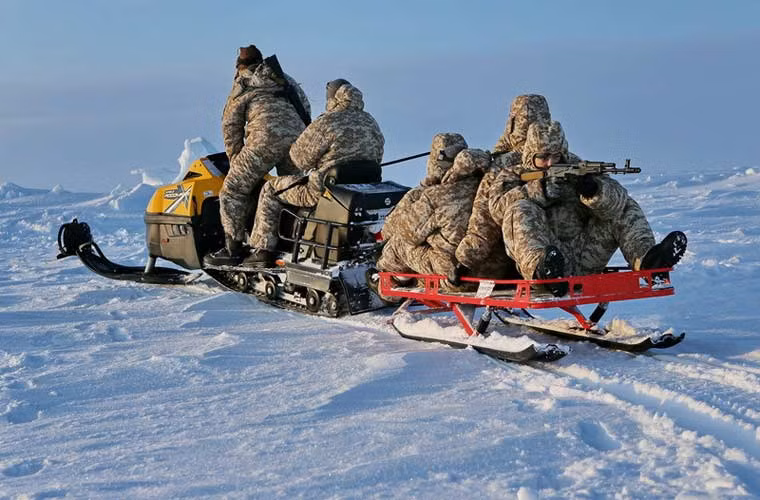 Các binh sĩ bộ đội đổ bộ đường không Nga ngồi trên xe trượt tuyết chiến đấu trong cuộc tập trận mới đây tại Bắc Cực.