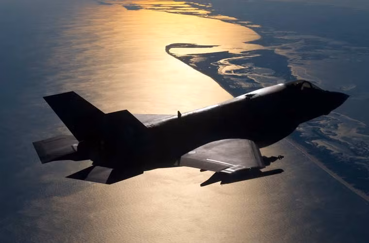 Bức ảnh quân sự đẹp trong tuần qua – tiêm kích tàng hình F-35B bay thử nghiệm mang bom thông minh Paveway IV.