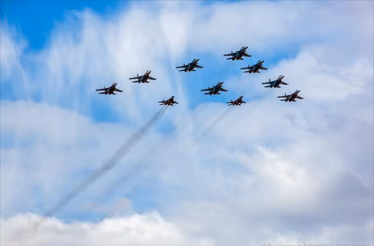 Đội hình hỗn hợp tiêm kích bom Su-34, tiêm kích MiG-29 và Su-27 hợp luyện duyệt binh Quân đội Nga.