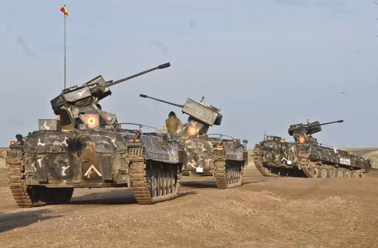 Tháp pháo 3 xe chiến đấu bộ binh MLI-84 Quân đội Romania quay tứ phía cảnh giới trong cuộc tập trận của liên quân NATO gần sát biên giới Ukraine.