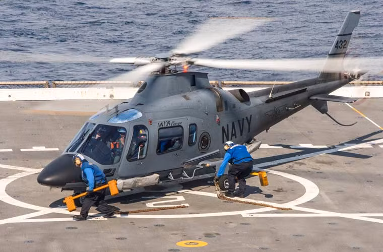 Trực thăng hải quân AW109 của Philippines hạ cánh thành công xuống boong tàu đổ bộ lớn USS Green Bay (LPD 20) của Hải quân Mỹ trong cuộc tập trận Balikatan 2015 (vai kề vai).