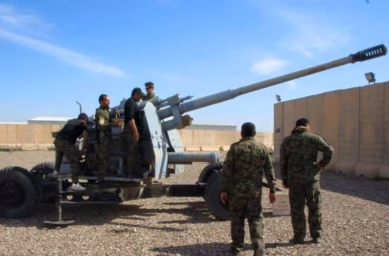 Các binh sĩ Iraq đang xem xét cỗ pháo phòng không tầm xa KS-19 100mm do Liên Xô sản xuất từ trong Chiến tranh Thế giới thứ 2. Không rõ liệu Iraq có đang cố tái trang bị vũ khí này chống phiến quân IS hay không. Tuy đã lỗi thời nhưng KS-19 có khả năng hạ gục mục tiêu trên bộ nếu cần.