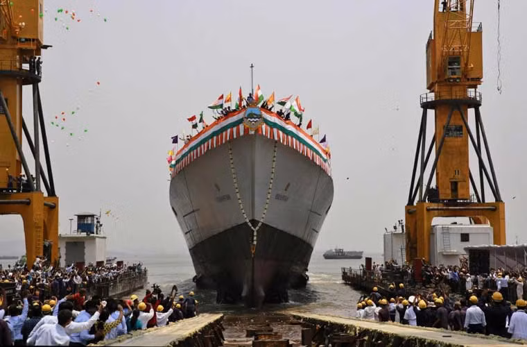 Bức ảnh thể hiện tiến bộ vượt bậc của nghành công nghiệp đóng tàu quân sự Ấn Độ - hôm 20/4, nhà máy Mazagon Dock đã hạ thủy thành công siêu hạm INS Visakhapatnam thuộc Project 15B do Ấn Độ tự thiết kế chế tạo. Đây được xem là tàu khu trục lớn nhất của Ấn Độ hiện nay, được trang bị hệ thống phòng thủ tên lửa hiện đại.