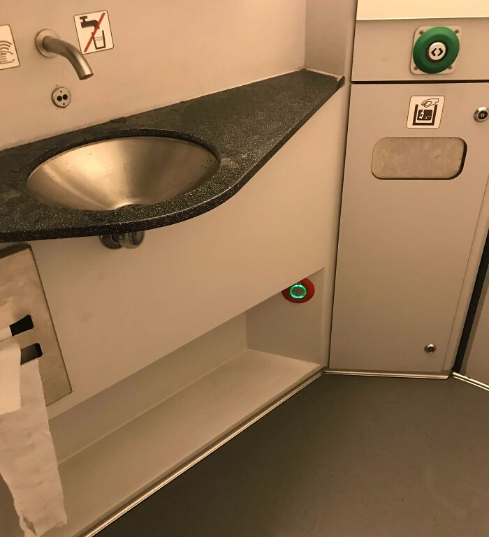 Trong nhà vệ sinh trên tàu ở Bỉ có nút SOS gần mặt đất phòng trường hợp mọi người ngã và không thể đứng dậy.