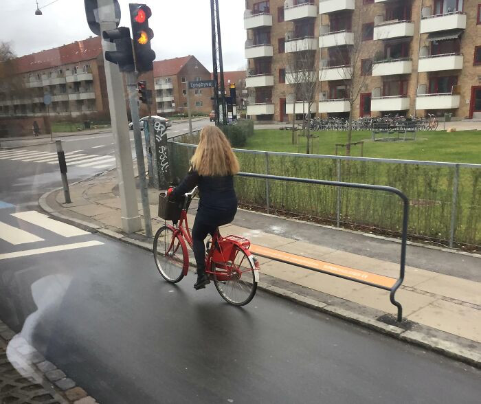 Cũng tại Copenhagen, bạn sẽ thấy những thanh chắn như thế này để người đi xe đạp có thể dựa vào lúc đèn đỏ.
