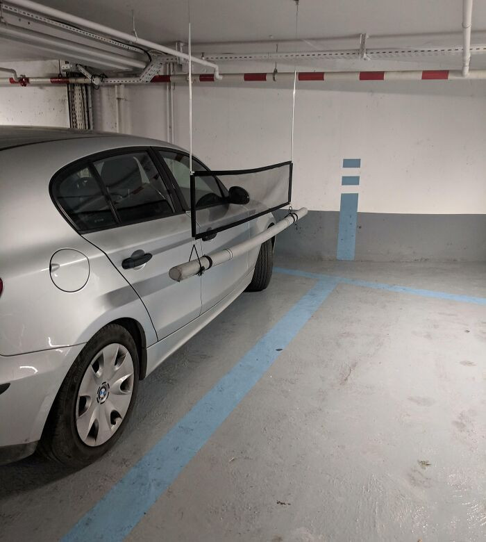 Bãi đỗ xe ở Pháp có rào chắn mềm giữa các chỗ đỗ xe để tránh làm xước xe người khác.