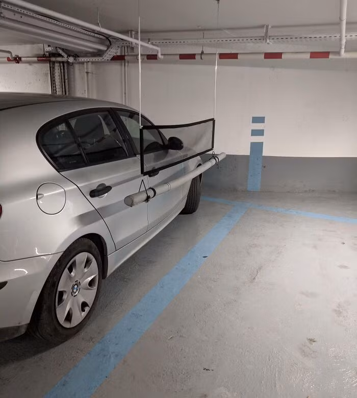 Bãi đỗ xe ở Pháp có rào chắn mềm giữa các chỗ đỗ xe để tránh làm xước xe người khác.