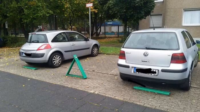 Những chỗ đậu xe này trang bị thanh chắn gấp có thể khóa để ngăn mọi người đậu xe sai chỗ.