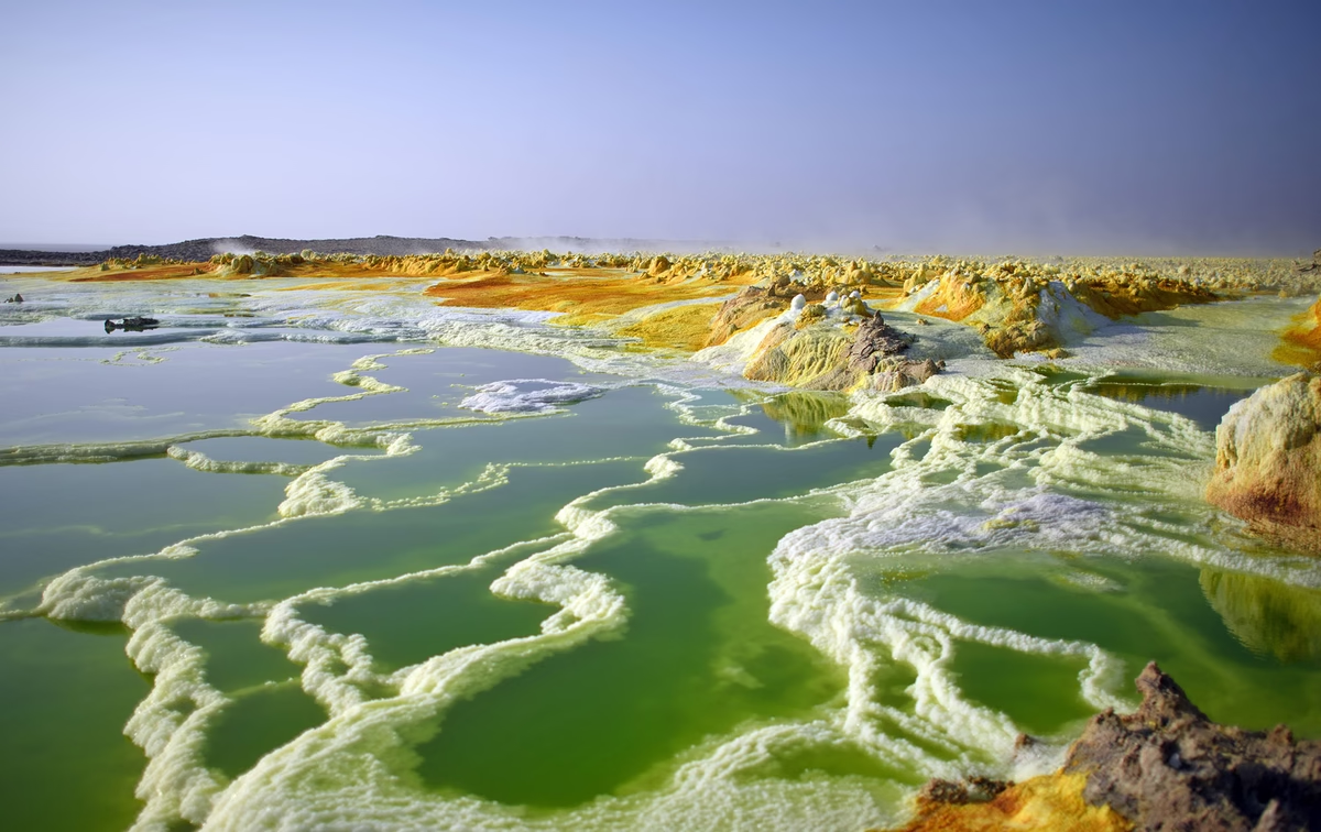 Nhiều suối lưu huỳnh, núi lửa, mạch nước phun, ruộng muối rộng lớn và các hồ chứa nhiều khoáng chất đầy màu sắc,...nằm rải rác trong khu vực.