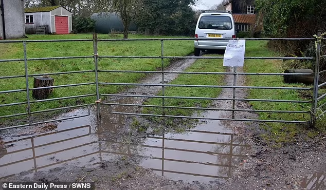 Một người dân trong làng đã phải dựng hàng rào để ngăn đàn lợn vào.