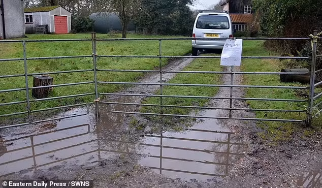 Một người dân trong làng đã phải dựng hàng rào để ngăn đàn lợn vào.