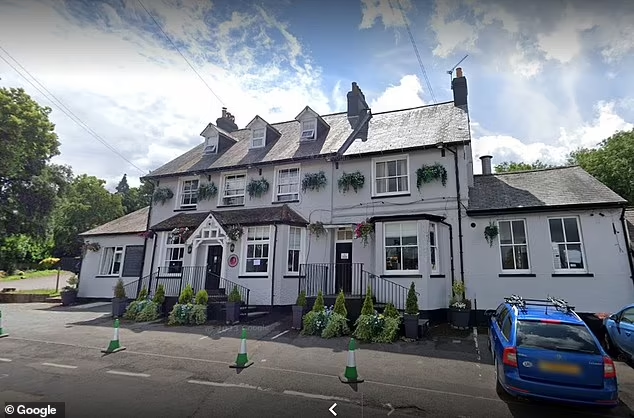 Nguoi phu nu bi ban trong quan ruou ngay Valentine