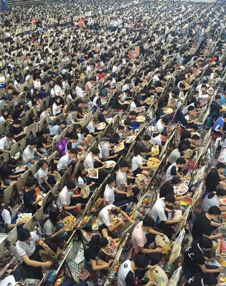 Cảnh tượng đông đúc trong một kỳ thi tuyển sinh vào trường nghệ thuật ở đất nước Trung Quốc.