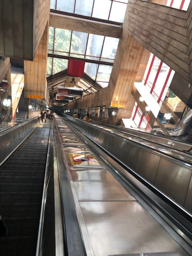 Một số ga tàu điện ngầm rất sâu. Chẳng hạn, mất khoảng 2,5 phút để xuống ga ở Trùng Khánh.