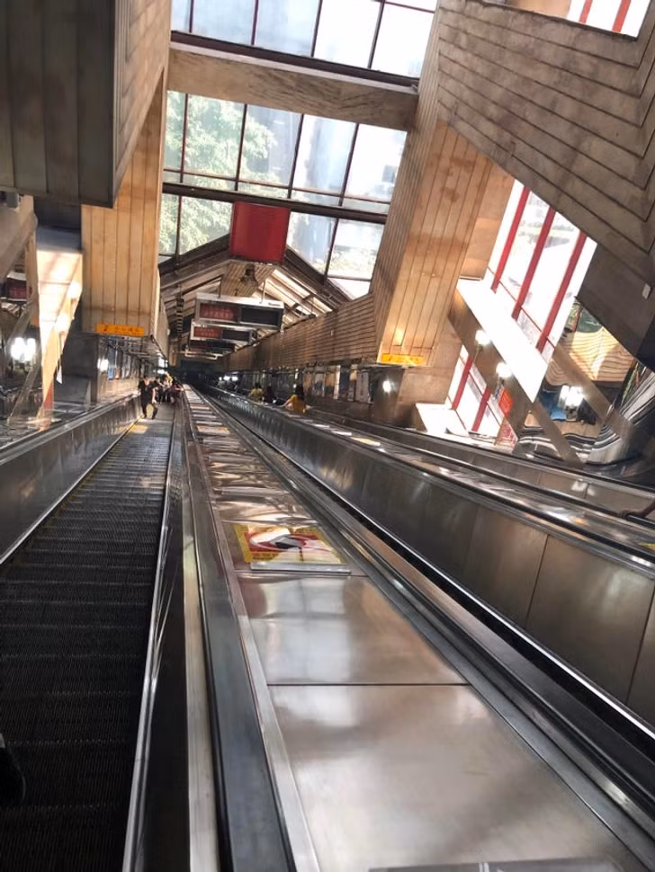 Một số ga tàu điện ngầm rất sâu. Chẳng hạn, mất khoảng 2,5 phút để xuống ga ở Trùng Khánh.