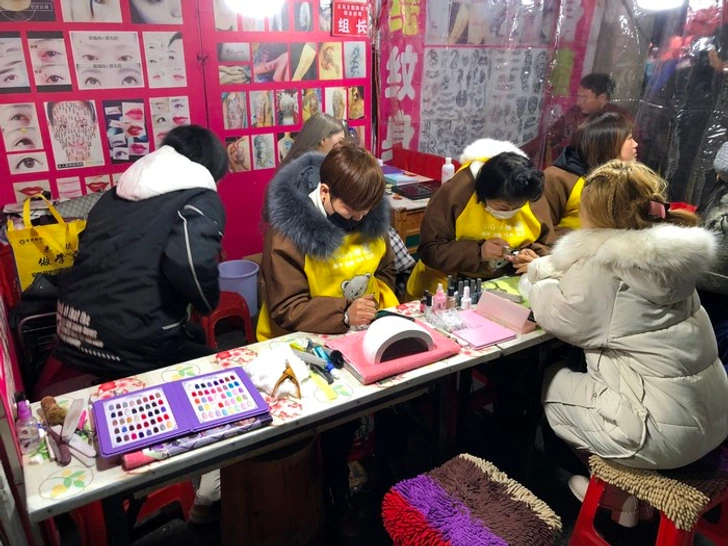 Bạn có thể xăm hình, trang điểm và làm móng ngay trên phố.