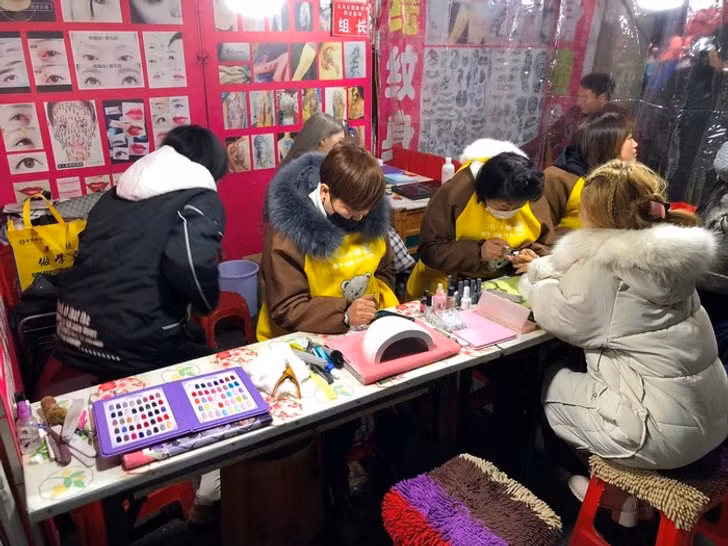 Bạn có thể xăm hình, trang điểm và làm móng ngay trên phố.