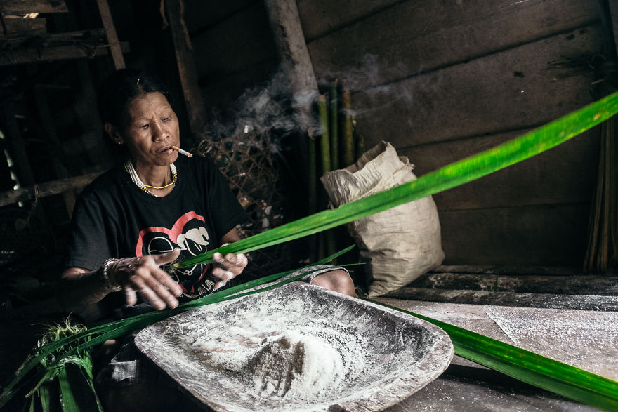 Họ tự làm bánh mì sagu.