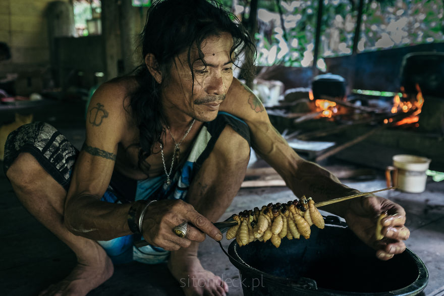 Người dân Mentawai thích xăm mình, mài răng để...làm đẹp.