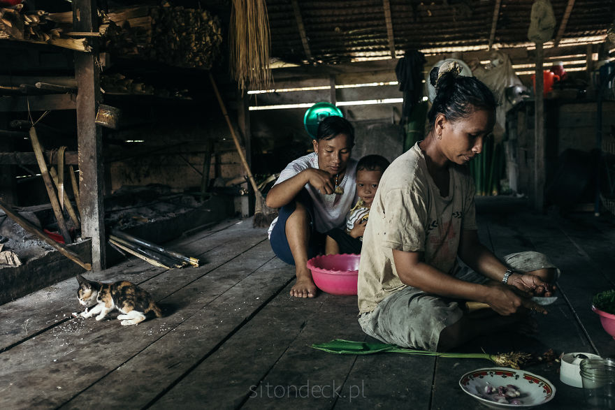 Người Mentawai có thể hút tới hàng chục điếu thuốc mỗi ngày.