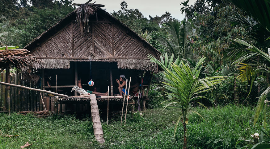 Họ sống theo lối sống bán du mục trong môi trường ven biển của hòn đảo. Đàn ông thường săn lợn rừng, hươu,...trong khi phụ nữ hái lượm, đánh cá.