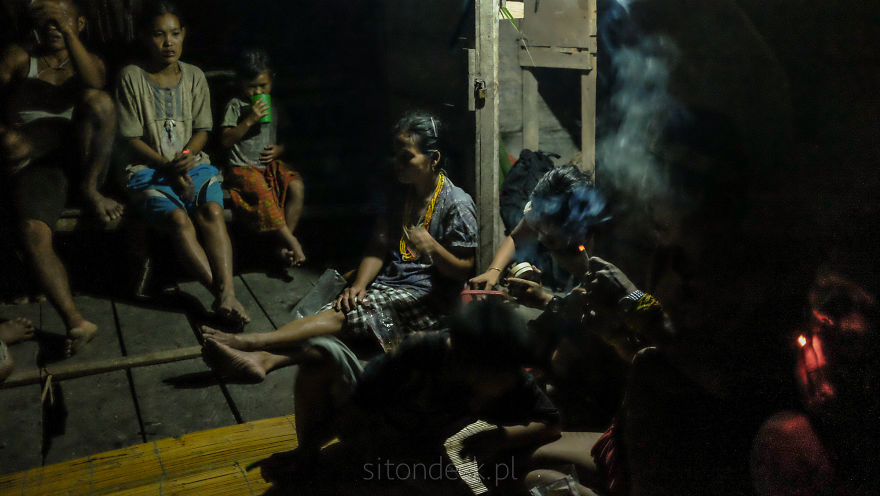 Trước khi đi săn vào ban đêm, người Mentawai thường chuẩn bị một ít thuốc độc.