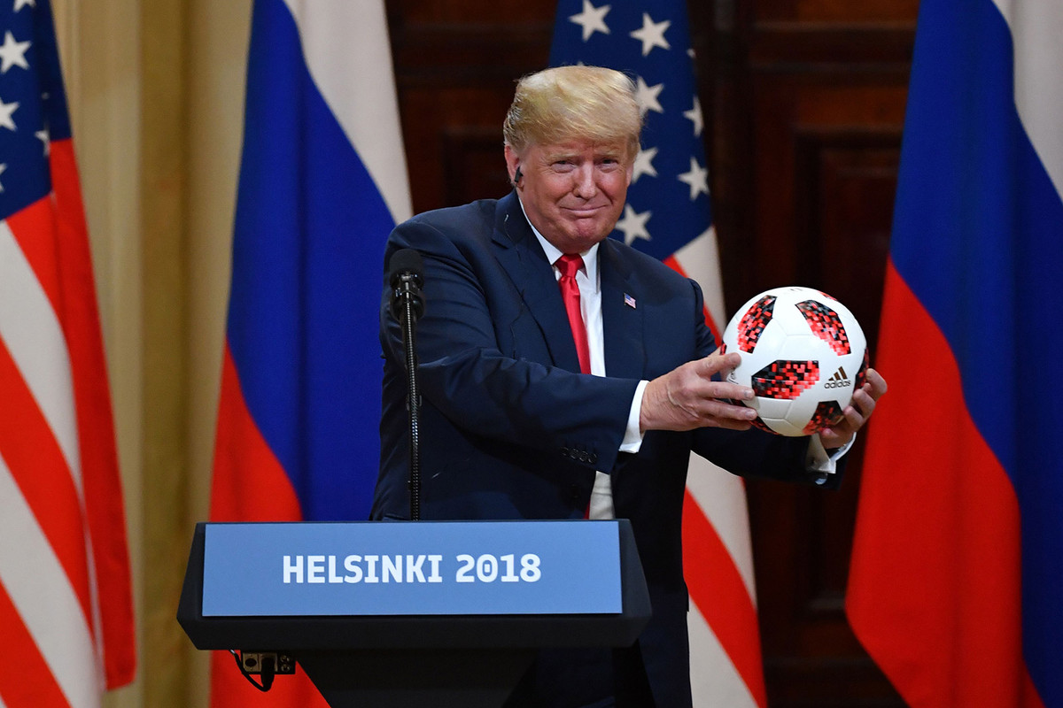 Tổng thống Putin đã tặng ông Trump một quả bóng tại buổi họp báo. Ảnh: Getty.