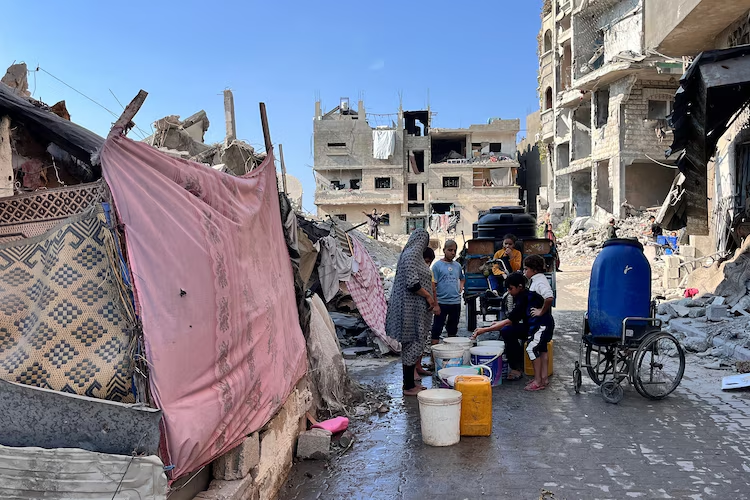 Theo Oxfam, chưa đến 4% lượng nước ngọt có thể uống được ở Gaza. Ảnh: Getty.