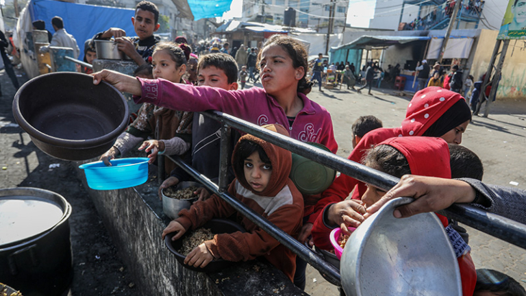 Theo Cơ quan cứu trợ và việc làm của Liên Hợp Quốc cho người tị nạn Palestine (UNRWA), 80% dân số ở Gaza phụ thuộc vào viện trợ nhân đạo. Ảnh: arabcenterdc.