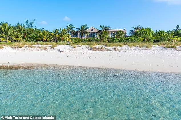 Nu du khach bi can lia tay vi chup hinh cung ca map