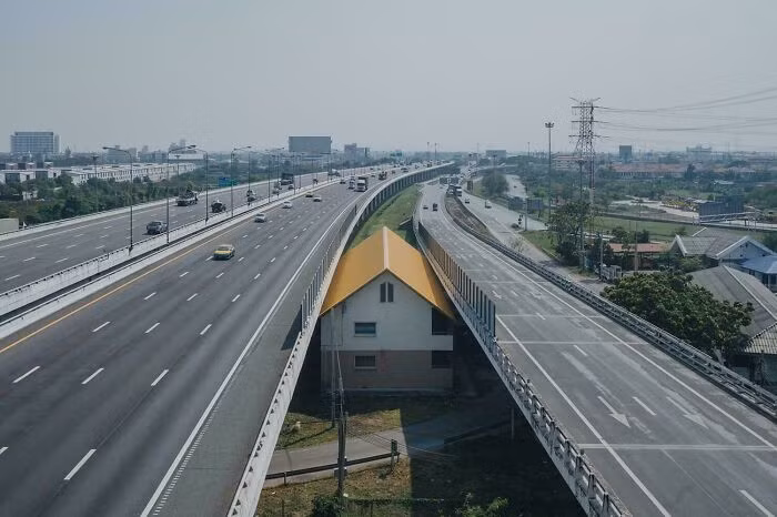 Một ngôi nhà giữa đường cao tốc ở Thái Lan.