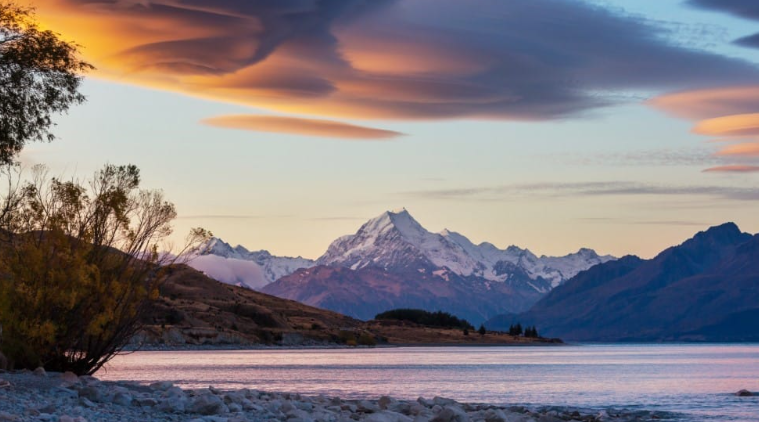 Vườn quốc gia Aoraki có những đỉnh núi cao hơn 3.000 mét. Núi Cook cao 3.724 mét, là ngọn núi cao nhất của New Zealand. Ảnh: Shutterstock.