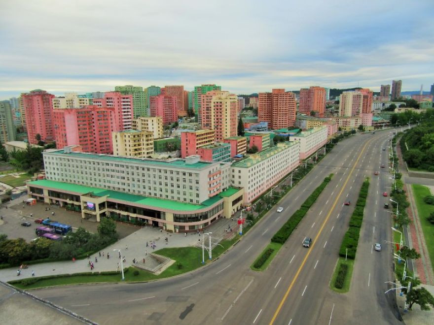 Những tòa nhà cao tầng đầy màu sắc ở thủ đô Bình Nhưỡng của Triều Tiên.