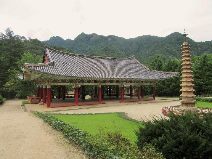 Chùa Pohyon là một ngôi chùa Phật giáo ở phía bắc Triều Tiên.